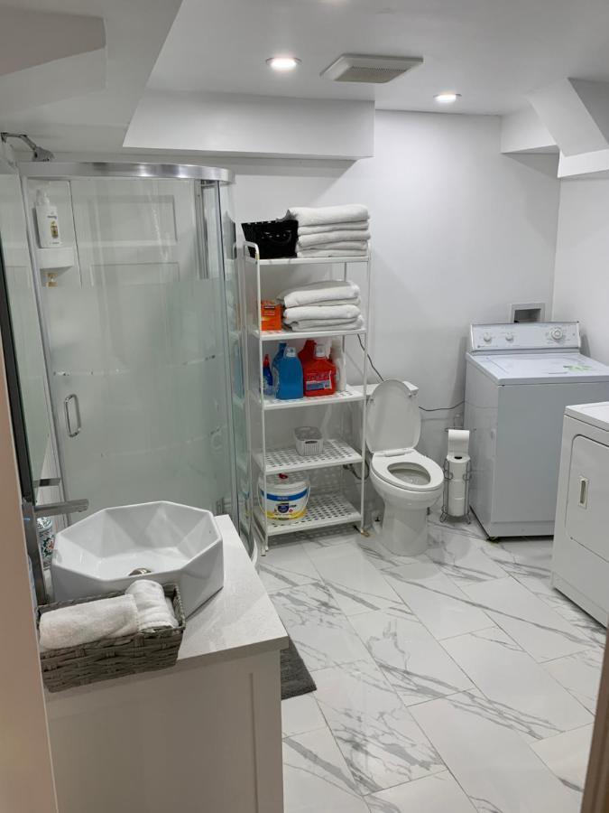 Отель Big Oasis Studio Near Airport Yyz Торонто Экстерьер фото