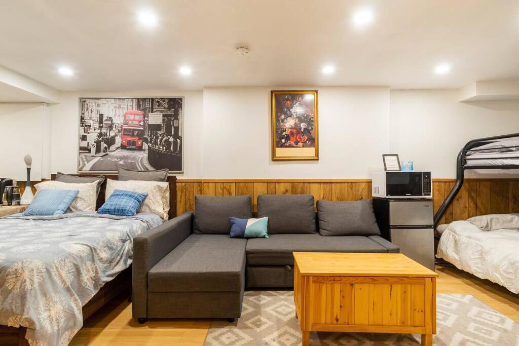 Отель Big Oasis Studio Near Airport Yyz Торонто Экстерьер фото