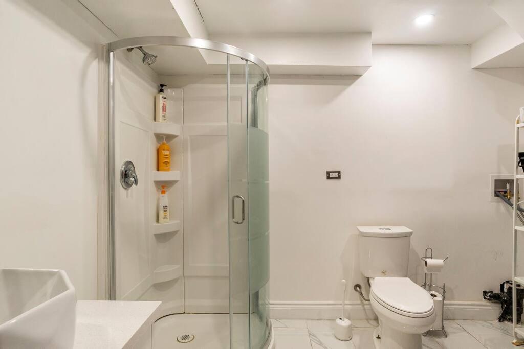Отель Big Oasis Studio Near Airport Yyz Торонто Экстерьер фото