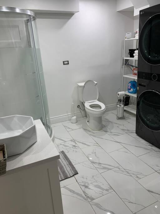 Отель Big Oasis Studio Near Airport Yyz Торонто Экстерьер фото